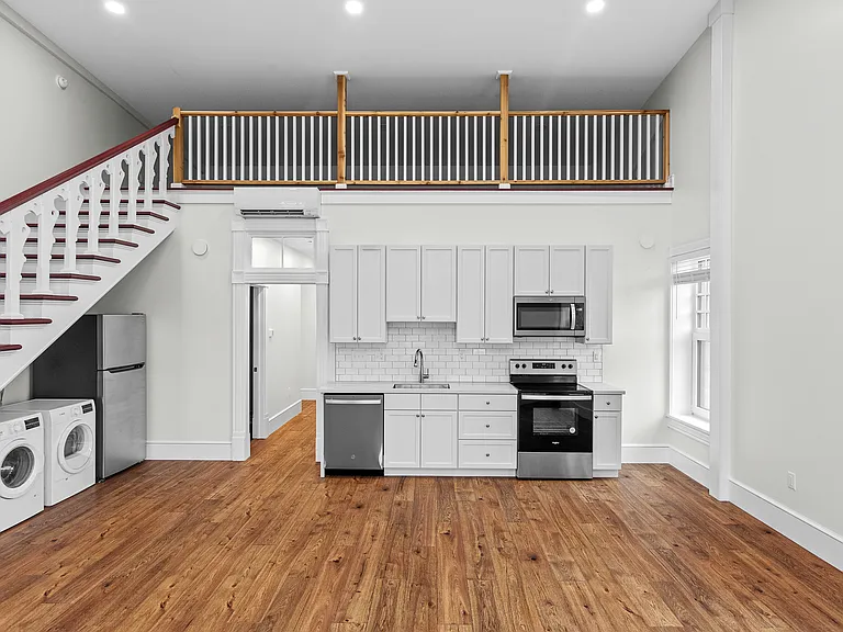 118 Main St #8 — Photo 3