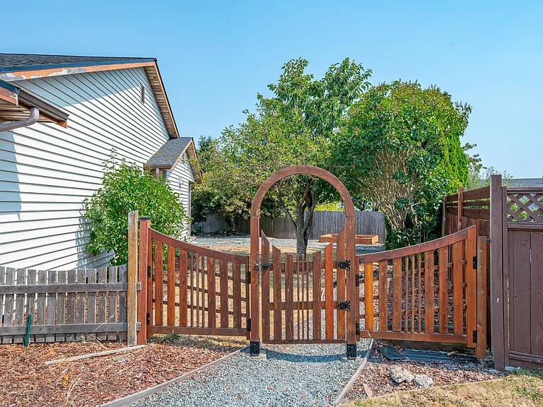 418 SW Erie Cir — Photo 22