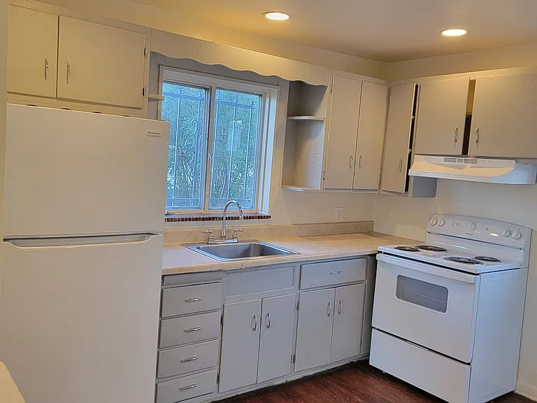 186 S Yates Way — Photo 3