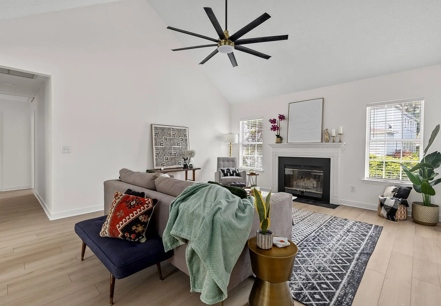 3 bed, 2.0 bath, 1386 sqft, $4,000 — Photo 4