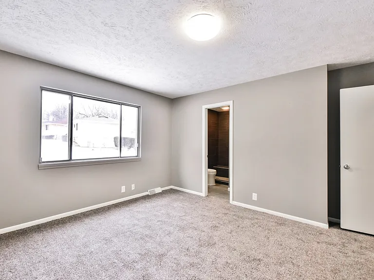 6804 S 140th Ave — Photo 18