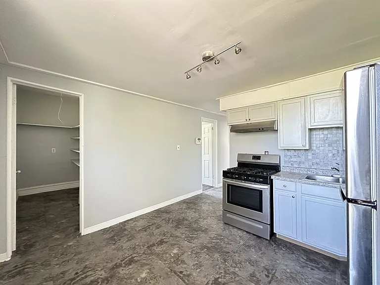 2704 E 77th St #3 — Photo 6
