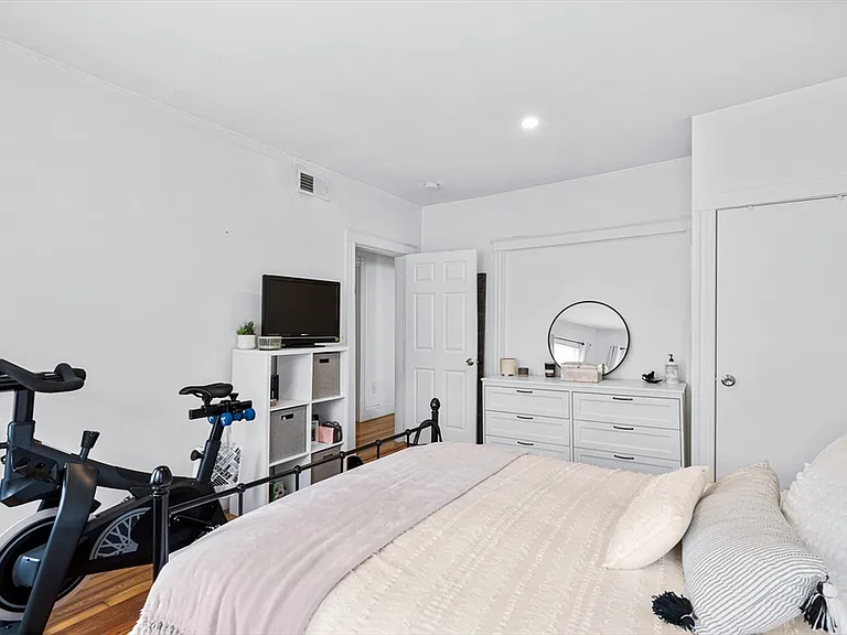 7 Hallam St #3 — Photo 2