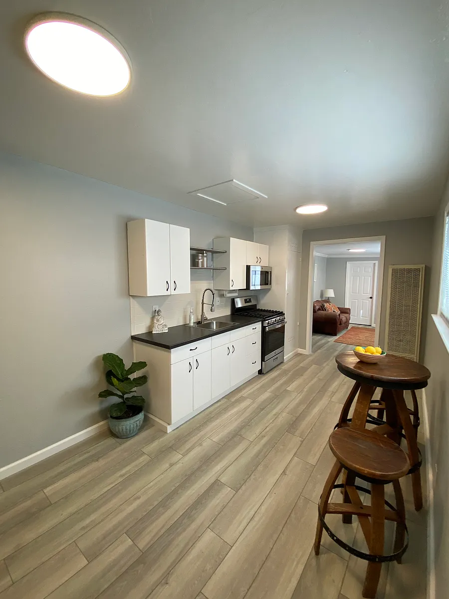 Large kitchen with new appliances - 4814 Harrison St