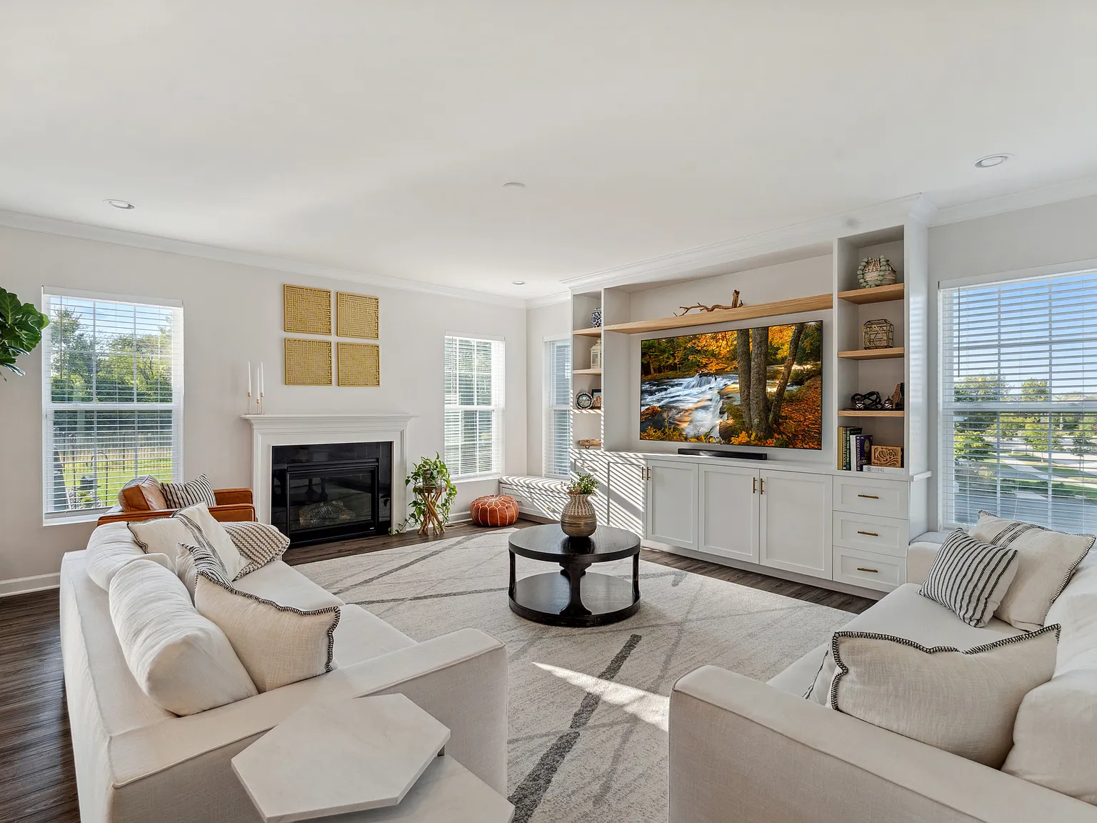 4 bed, 2.5 bath, 3434 sqft, $5,000 — Photo 2