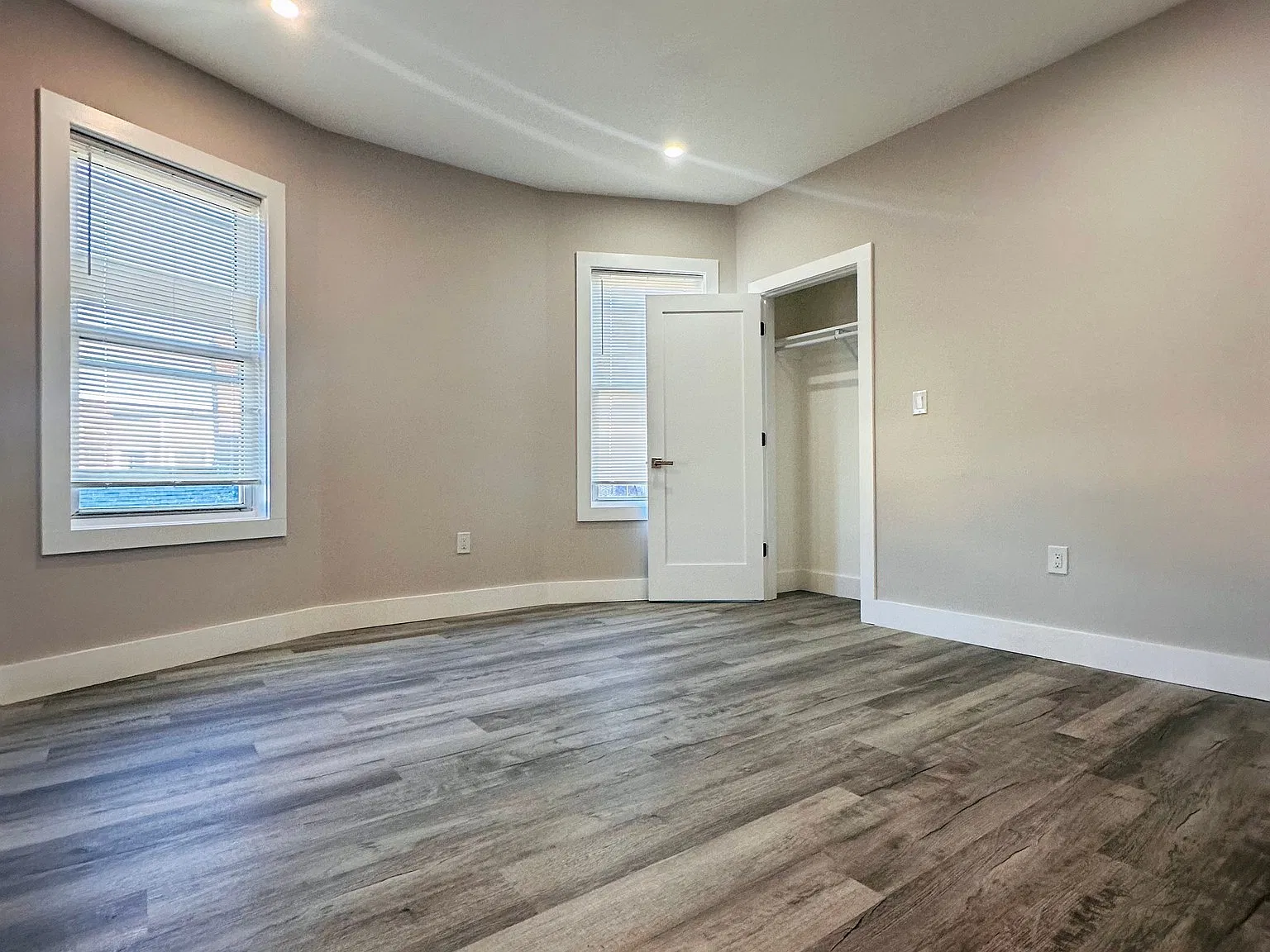 4 bed, 9999 sqft, $1,000 — Photo 4