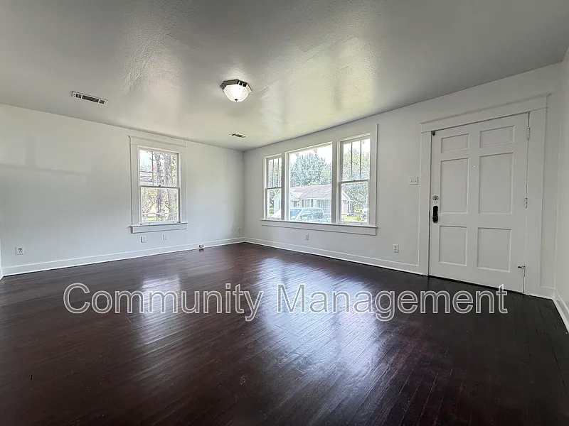 2 bed, 1.0 bath, $1,095 — Photo 2