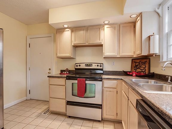 3rd image of 306 SW Colonial Dr