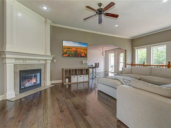 5th image of 721 SW Joseph Cir