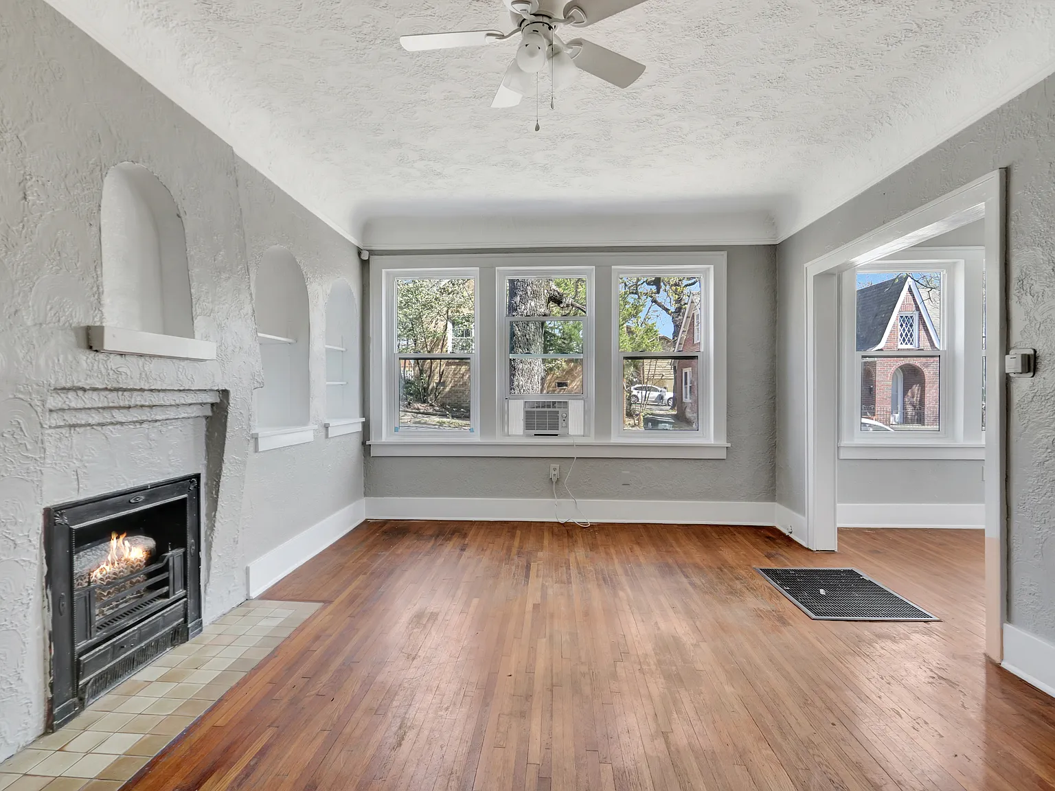 3409 W Markham St — Photo 3