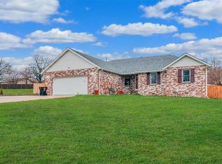 225 Meadowmere Ct, Lebanon, MO 65536