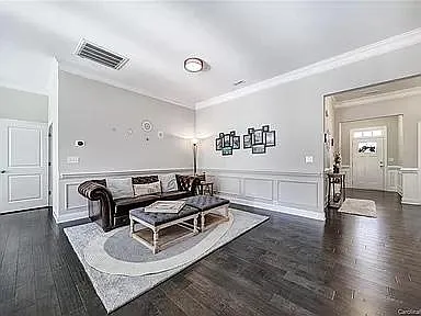 3 bed, 1935 sqft, $2,595 — Photo 3