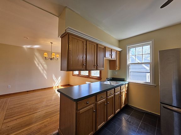 5th image of 104 Sea St #C
