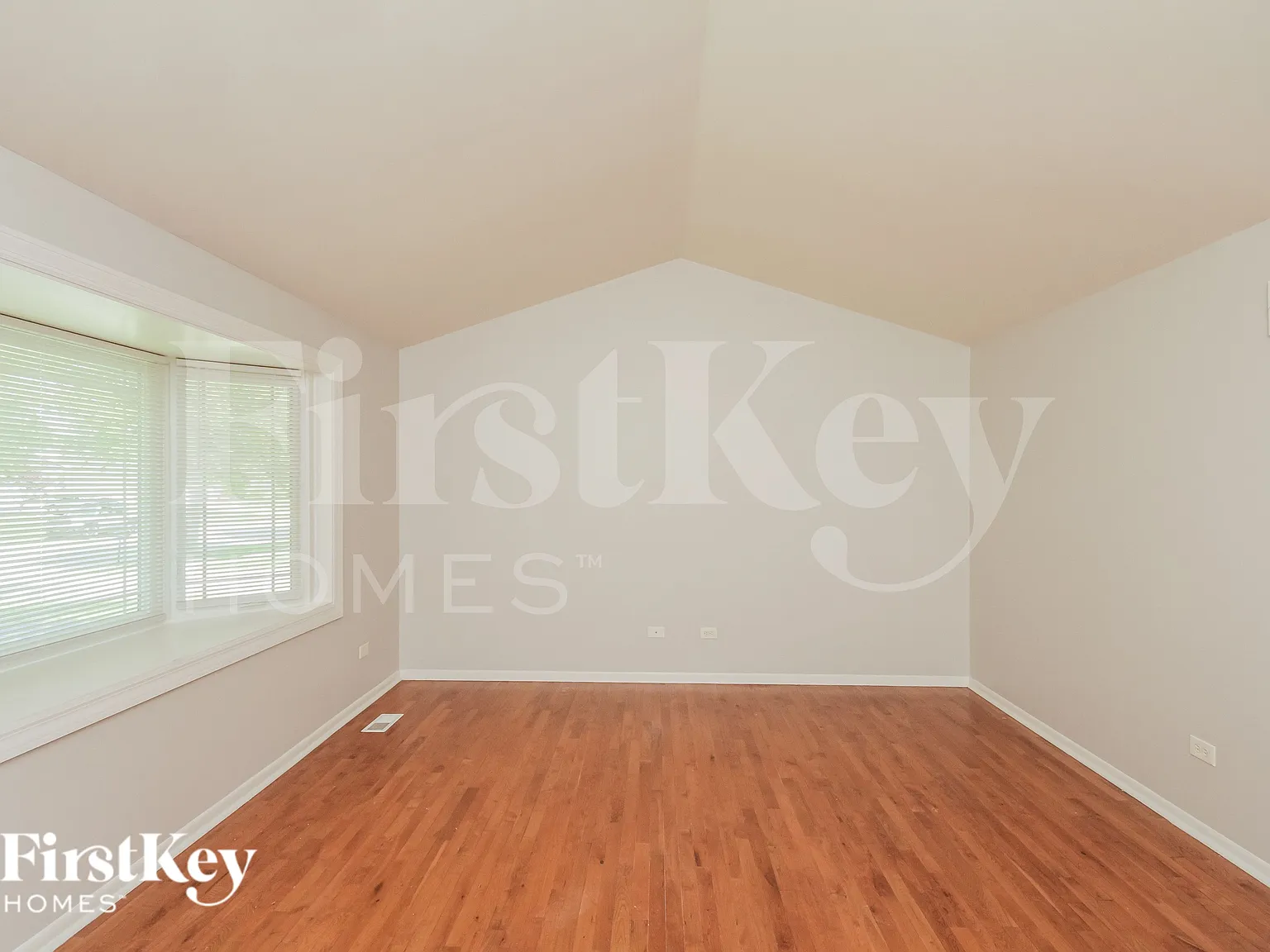3 bed, 1.5 bath, 1744 sqft, $3,050 — Photo 4