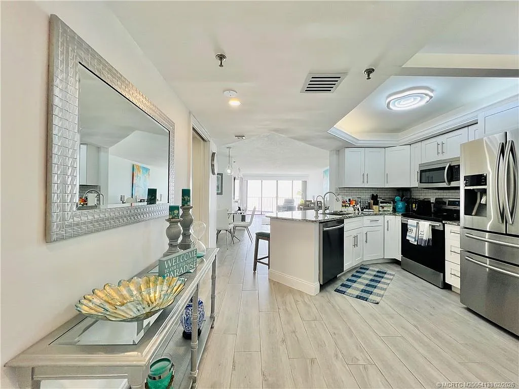 Building Photo - 9650 S Ocean Dr #1409
