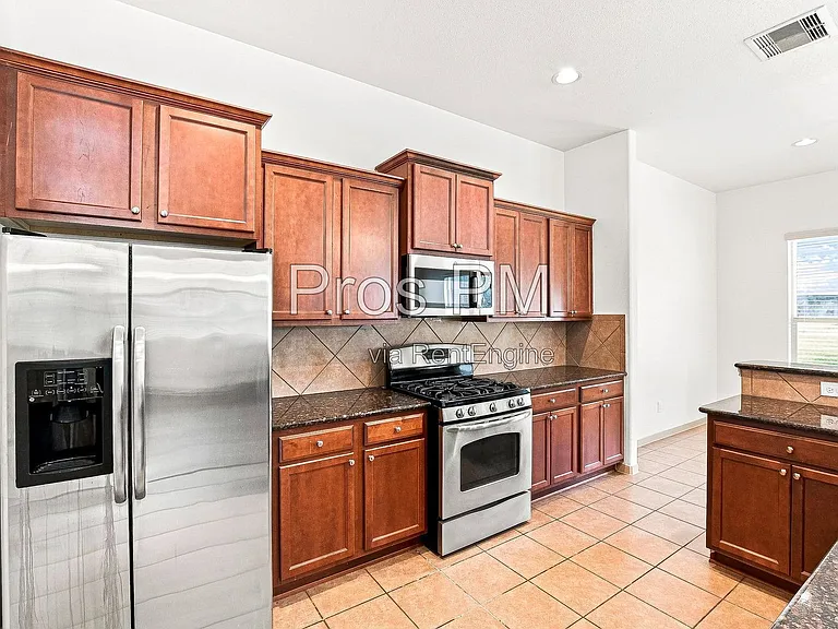 18843 Cove Pointe Dr — Photo 4