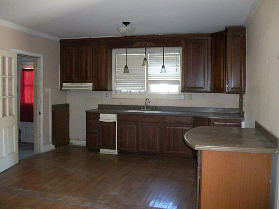 4th image of 608 Madison St