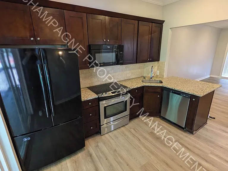 2523 Charlotte St — Photo 6