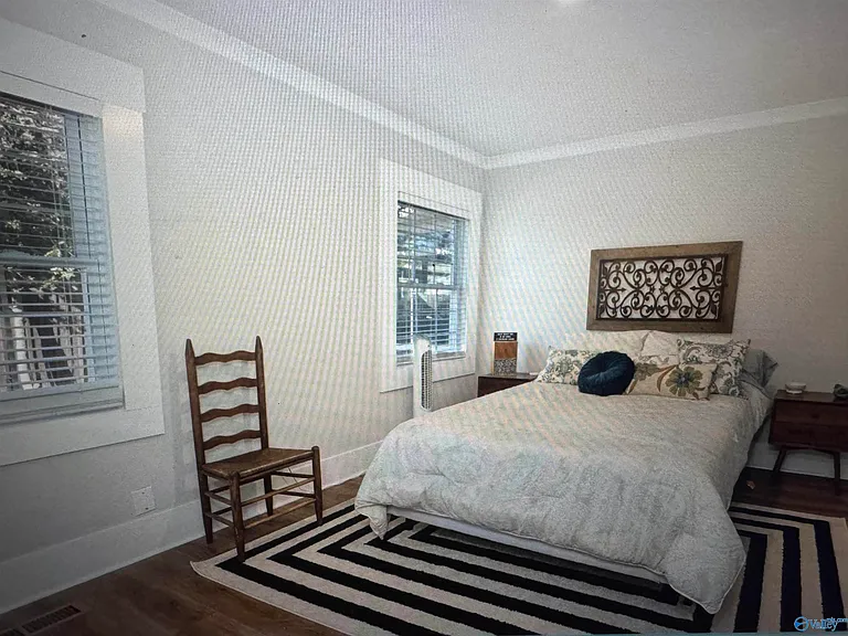 208 Surrey Rd SW — Photo 15