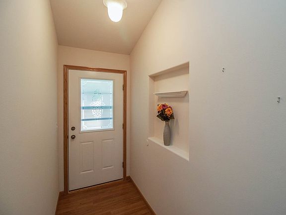 2nd image of 943 Willow Ln APT A
