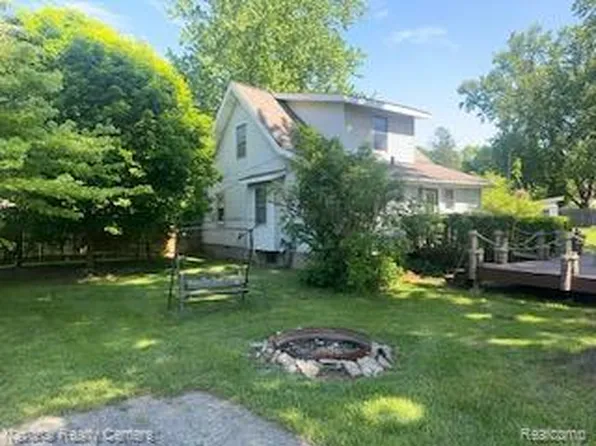 20 Crescent Lake Rd, Waterford, MI 48327