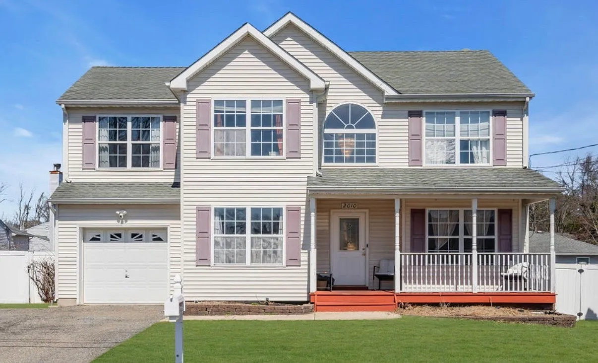 4 bed, 2.5 bath, 2072 sqft, $3,700 — Photo 1