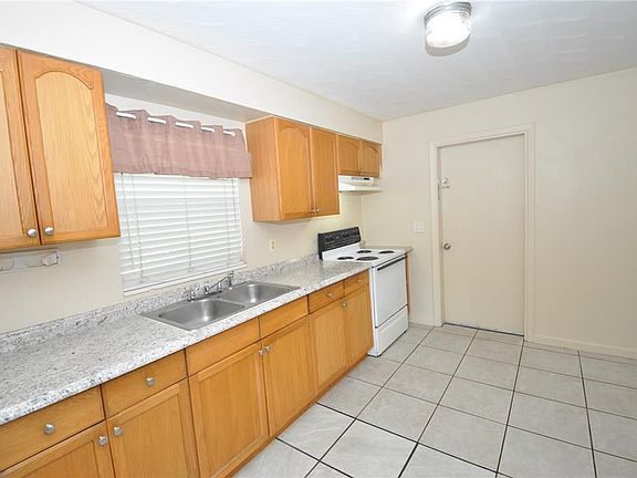 4th image of 5940 Hilltop Ln W