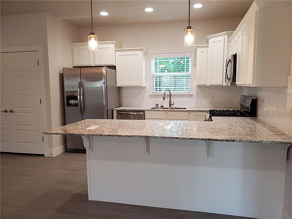 4th image of 350 W Kinniburgh Dr