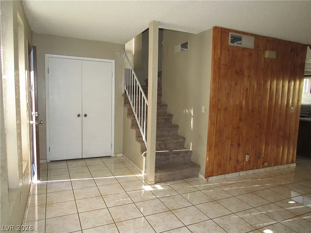 2 bed, 1.5 bath, 959 sqft, $1,365 — Photo 2