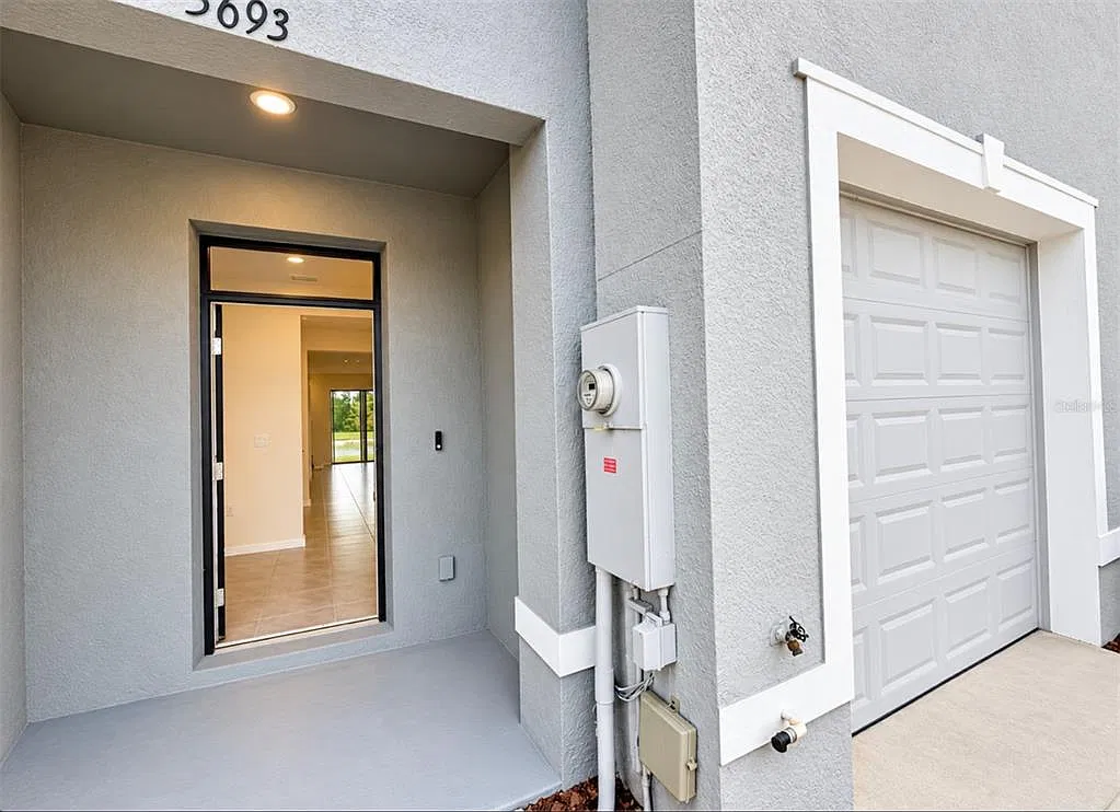 3 bed, 2.5 bath, 1673 sqft, $2,100 — Photo 2