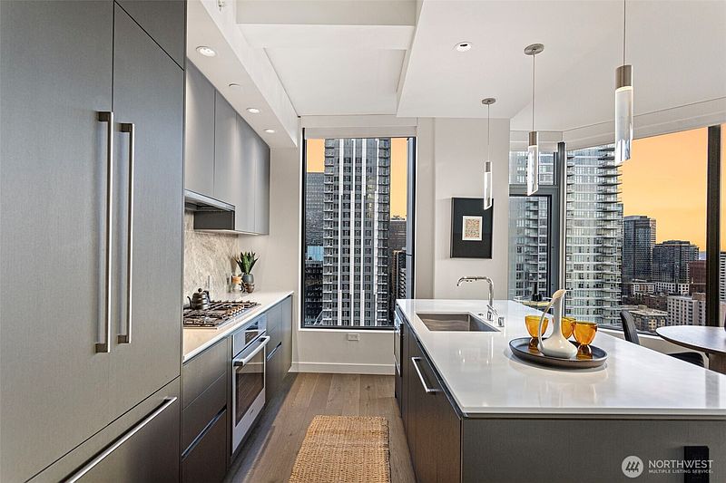 5th image of 2510 6th Avenue #2504