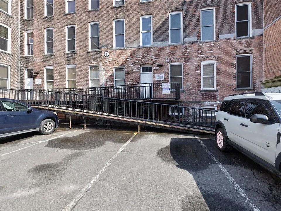 325 Lafayette St #1003