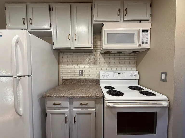 6918 SW 104th Ave — Photo 3