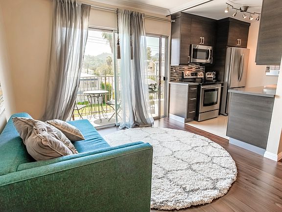 3rd image of 12801 Moorpark St Unit 314