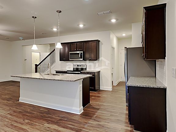 3rd image of 471 Summit View Ln