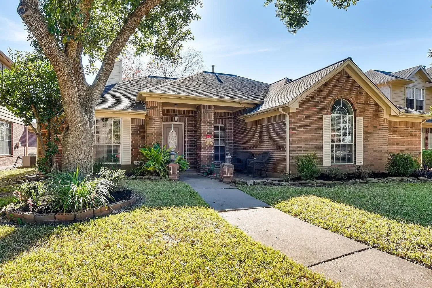 3 bed, 2.0 bath, 1911 sqft, $2,000 — Photo 1