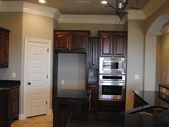 3rd image of 1603 SW Wisteria Ave