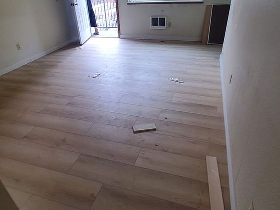 4th image of 1910 SE Stark St APT 7