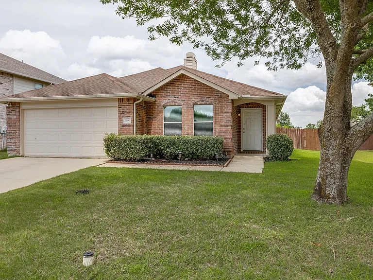 708 Claiborn Ln — Photo 1
