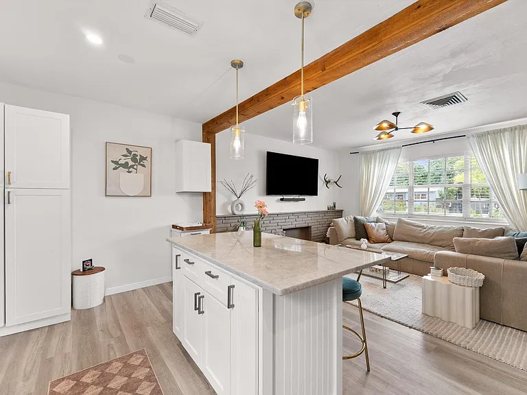 350 Forest Hill Blvd — Photo 2