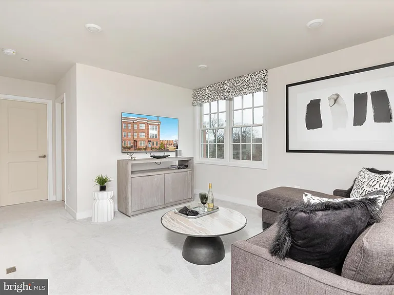 1341 Aspen NW — Photo 9