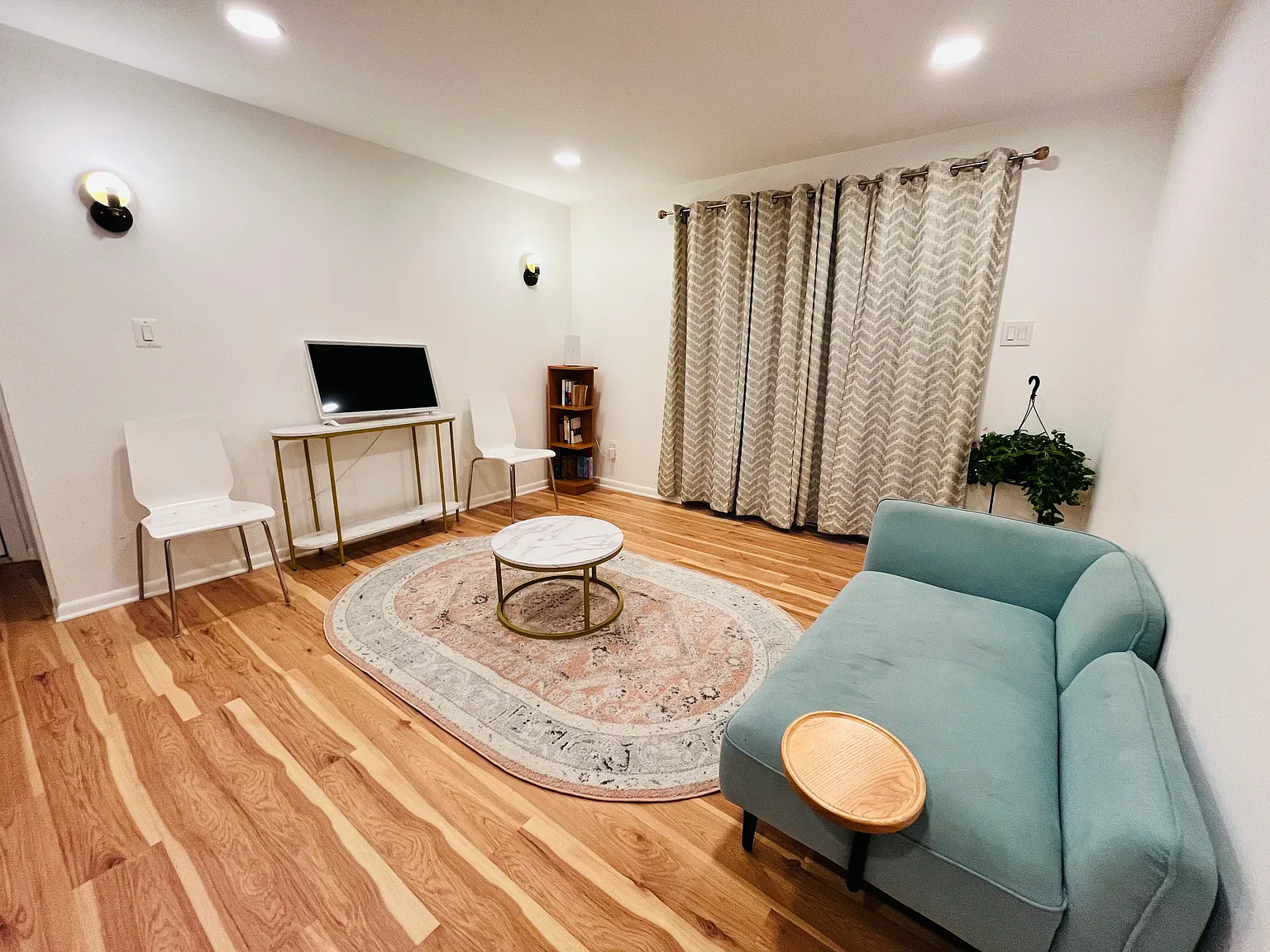 1 bed, 700 sqft, $1,350 — Photo 3