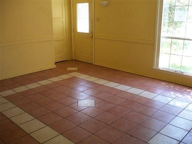 2nd image of 2803 Hedgerow Dr