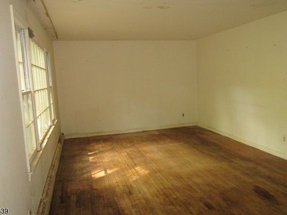 3rd image of 109 Pine St
