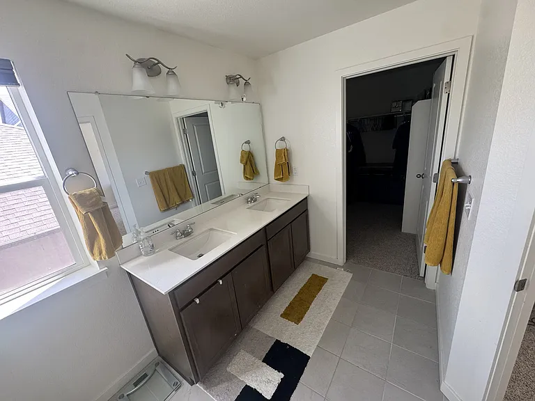 Primary bathroom (2nd floor)