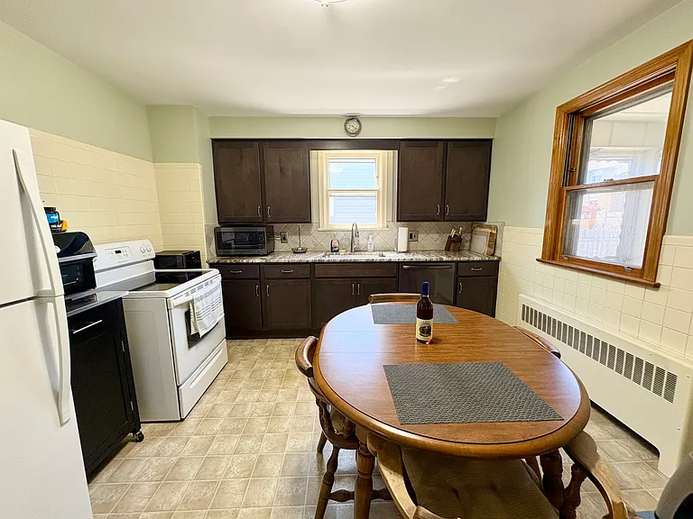 182 Roosevelt St — Photo 11
