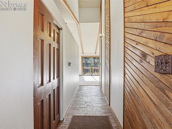 5th image of 271 W Ridge Dr