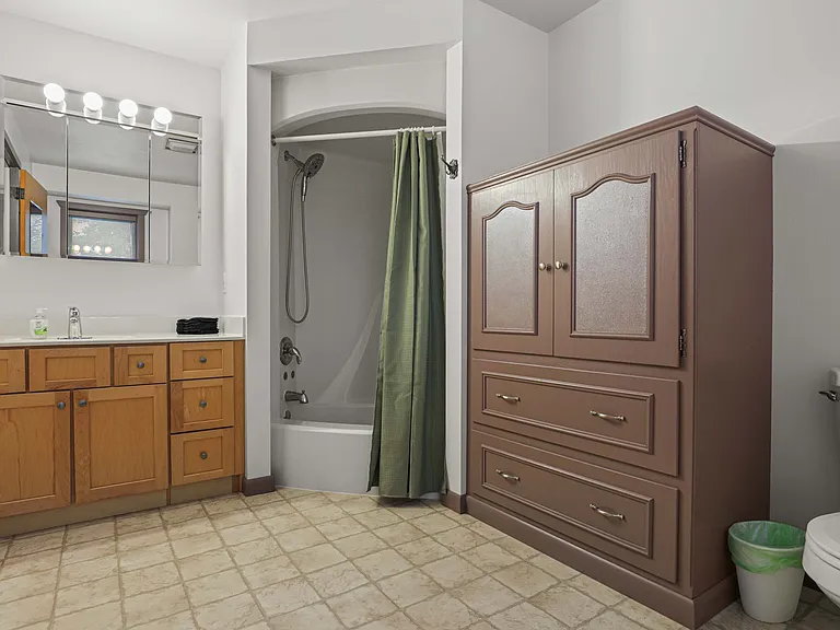 600 Woodview Dr — Photo 40