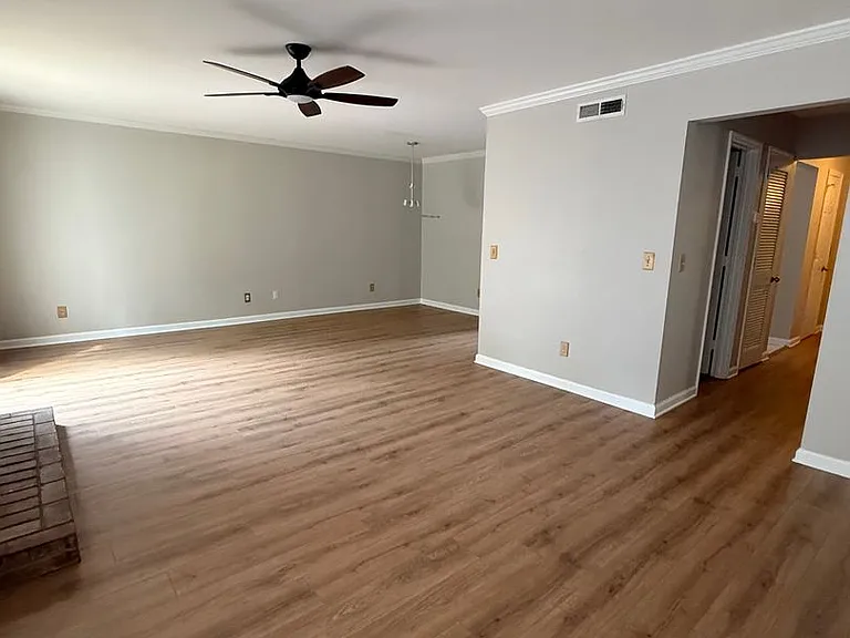 502 Brentwood Point — Photo 3