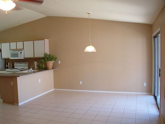 A shot of the dining area right off the kitchen.
